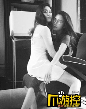范冰冰坐陈漫大腿 风情万种引关注