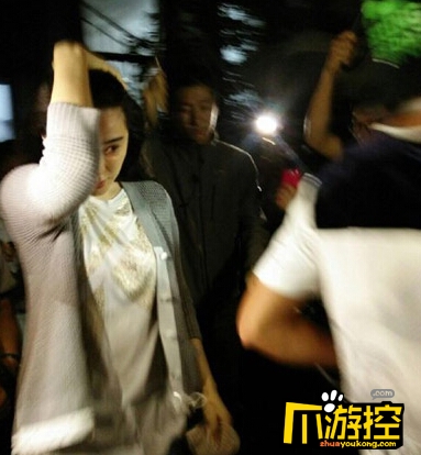 范冰冰坐陈漫大腿 风情万种引关注